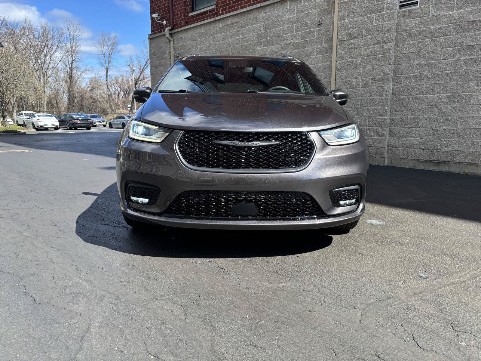 Used 2023 Chrysler Pacifica Touring-L w/ S Appearance Package AWD/4WD image 5
