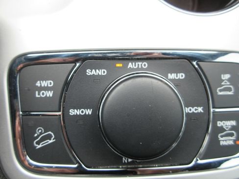 Used 2015 Jeep Grand Cherokee High Altitude AWD/4WD image 29