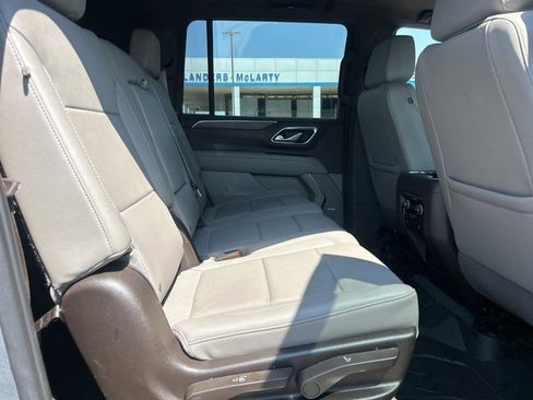 Used 2023 Chevrolet Suburban Z71 w/ Luxury Package image 33