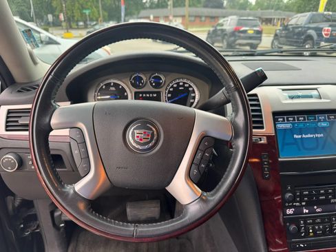 Used 2012 Cadillac Escalade AWD image 16