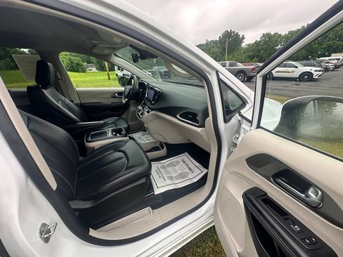 Used 2023 Chrysler Pacifica Touring-L FWD image 14