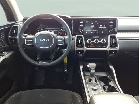 Used 2023 Kia Sorento LX image 5
