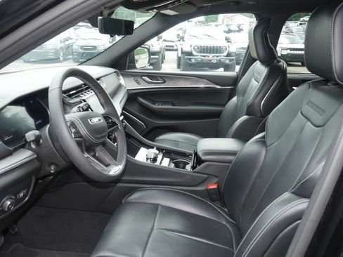 Used 2025 Jeep Grand Cherokee Overland w/ Luxury Tech Group IV AWD/4WD image 2
