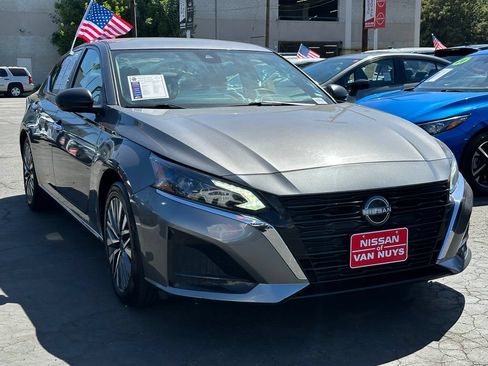 Used 2024 Nissan Altima 2.5 SV FWD image 11