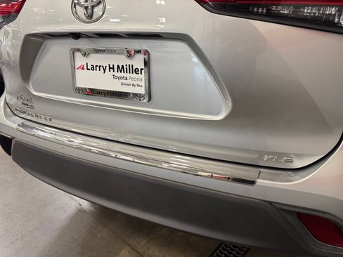 Used 2021 Toyota Highlander XLE FWD image 25