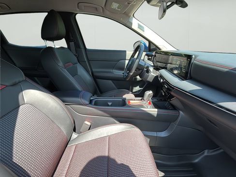 Used 2025 Nissan Kicks SR FWD image 36
