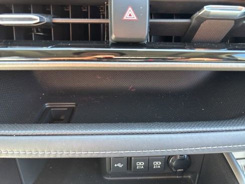 Used 2021 Toyota Highlander XLE AWD/4WD image 18