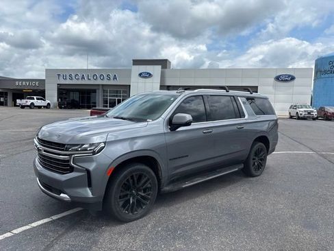 Used 2022 Chevrolet Suburban LT w/ Luxury Package RWD image 4