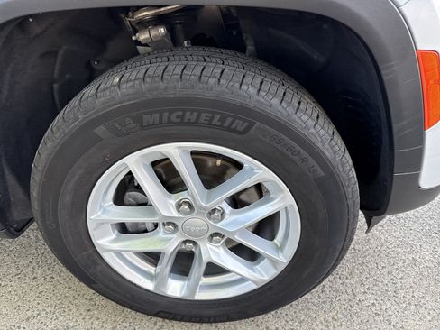 Used 2023 Jeep Grand Cherokee Laredo X AWD/4WD image 12