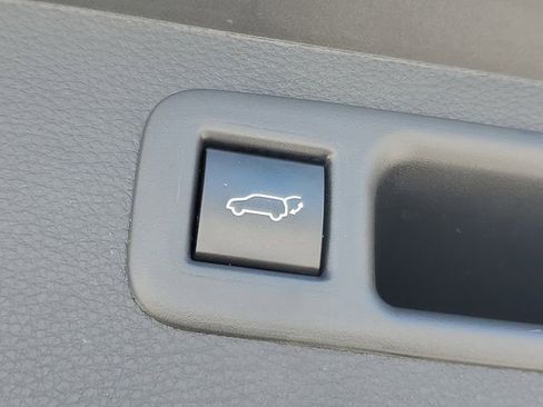 Used 2023 Toyota Highlander LE FWD image 12