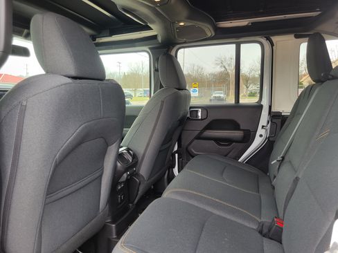 Used 2025 Jeep Wrangler Unlimited Sahara w/ Safety Group AWD/4WD image 17