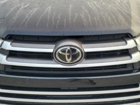 Used 2019 Toyota Highlander XLE image 5