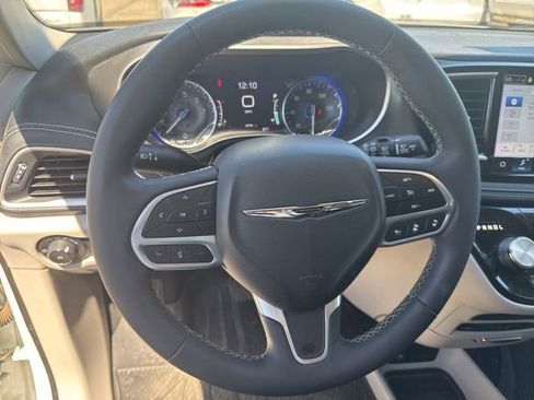 Used 2023 Chrysler Pacifica Touring-L w/ Uconnect Theater Family Group AWD/4WD image 13