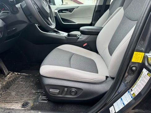 Used 2021 Toyota RAV4 XLE w/ Convenience Package image 5