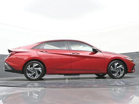 Certified 2025 Hyundai Elantra Sport image 43