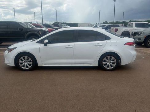 Used 2025 Toyota Corolla LE FWD image 2