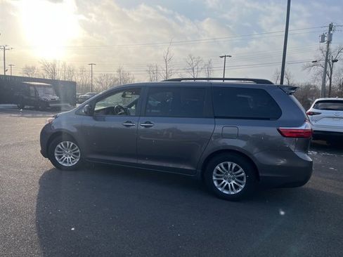 Used 2016 Toyota Sienna XLE Premium image 4