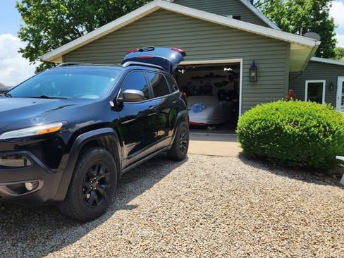 Used 2017 Jeep Cherokee Trailhawk w/ Comfort/Convenience Group AWD/4WD image 3