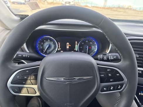 Used 2024 Chrysler Pacifica Touring-L image 27