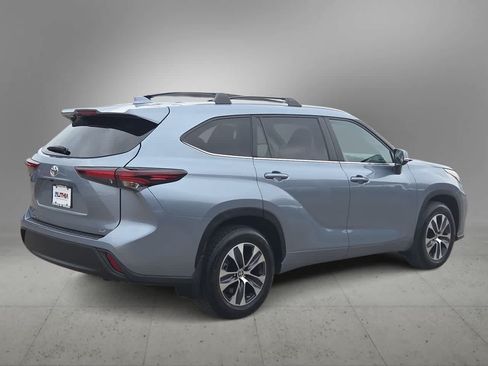 Certified 2024 Toyota Highlander XLE FWD image 7