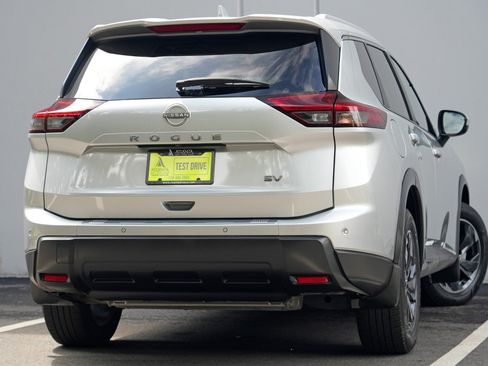 Used 2024 Nissan Rogue SV w/ SV Premium Package FWD image 4
