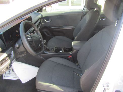 Used 2025 Kia K4 FWD image 9