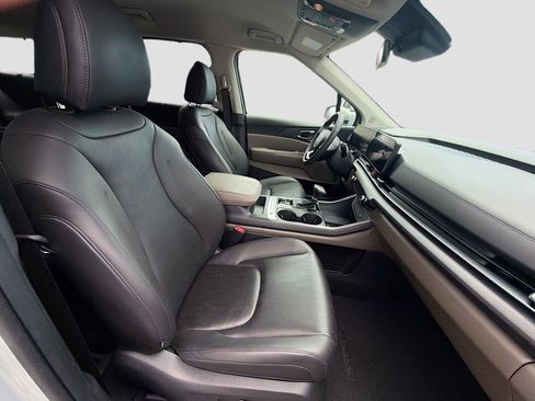 Used 2025 Kia Carnival EX FWD image 17