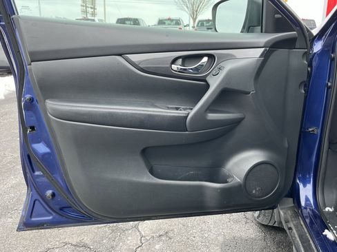 Used 2017 Nissan Rogue SV image 14