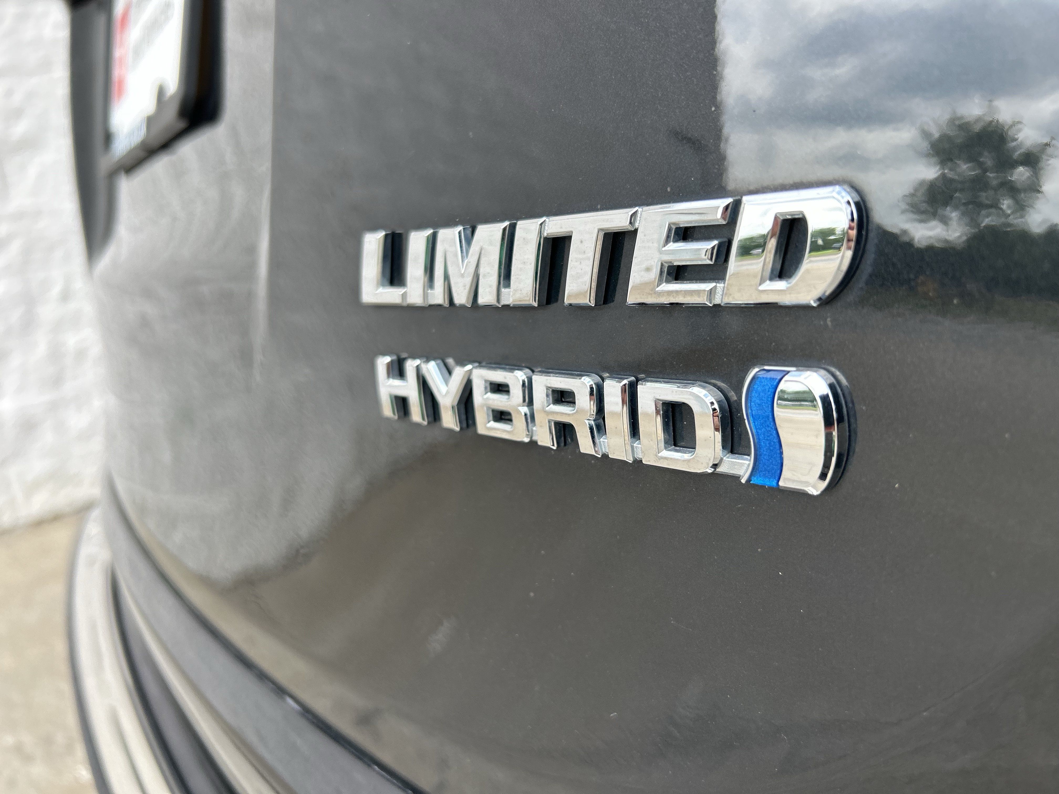 Used 2018 Toyota RAV4 Limited w/ Advanced Technology Package AWD/4WD image 25