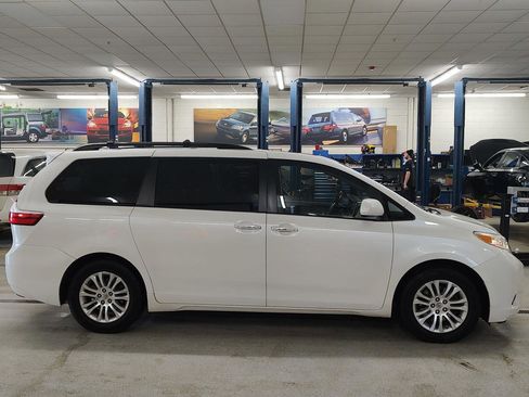 Used 2015 Toyota Sienna XLE w/ XLE Navigation Package image 30