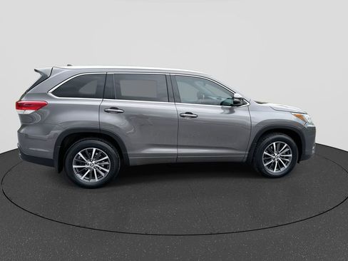 Used 2018 Toyota Highlander XLE AWD/4WD image 9