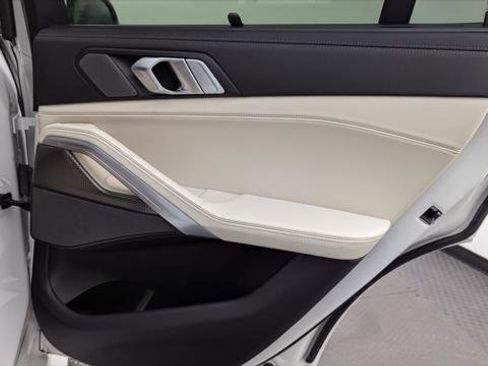 Used 2022 BMW X6 M50i image 19