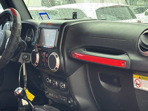 Used 2015 Jeep Wrangler Unlimited Rubicon image 27