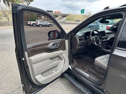 Used 2021 Chevrolet Suburban Z71 w/ Z71 Signature Package AWD/4WD image 10