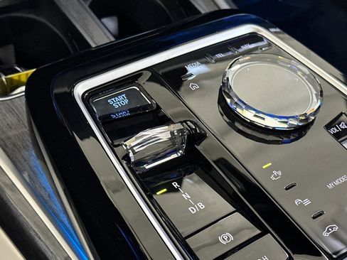 Used 2024 BMW i7 xDrive60 w/ Premium Package image 19