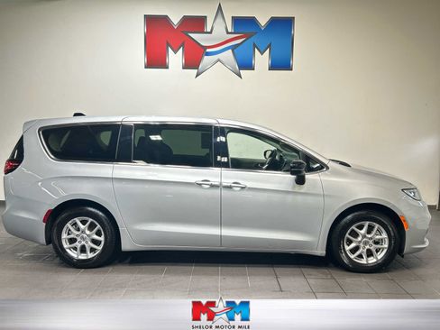 Used 2024 Chrysler Pacifica Touring-L FWD image 1