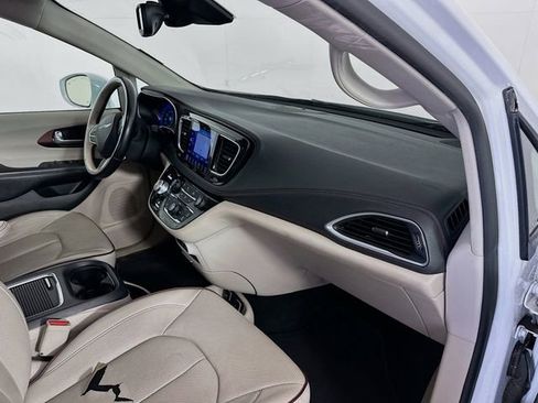 Used 2017 Chrysler Pacifica Limited w/ UConnect Theater Package image 32