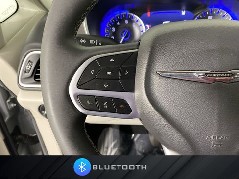 Used 2024 Chrysler Pacifica Touring-L image 22