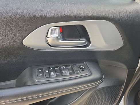 Used 2021 Chrysler Pacifica Touring w/ S Appearance Package image 12