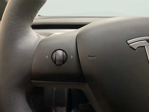 Used 2024 Tesla Model Y 2WD image 30