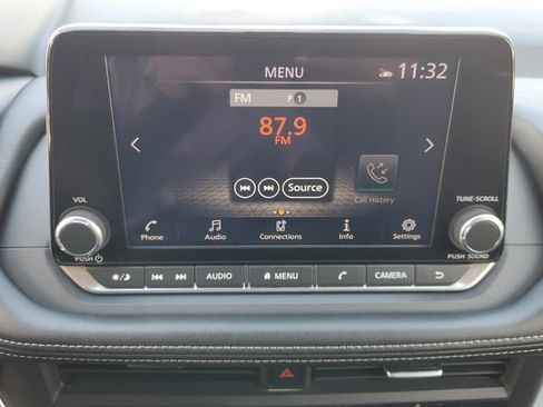 Used 2025 Nissan Rogue SV FWD image 17
