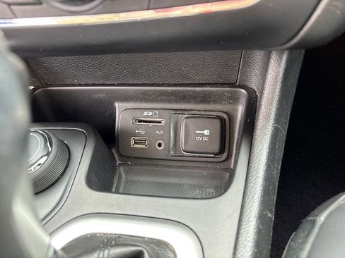 Used 2018 Jeep Cherokee Overland image 32