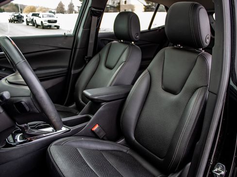 Used 2022 Buick Encore GX Essence w/ Experience Buick Package image 16