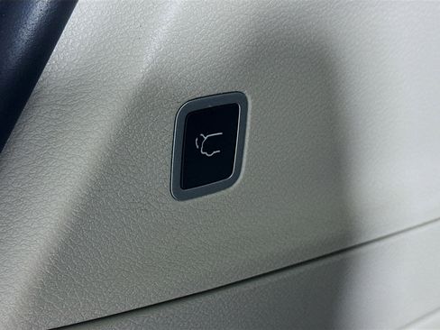 Used 2024 Chrysler Pacifica Touring-L image 29