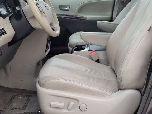 Used 2014 Toyota Sienna XLE w/ XLE Premium Package FWD image 11