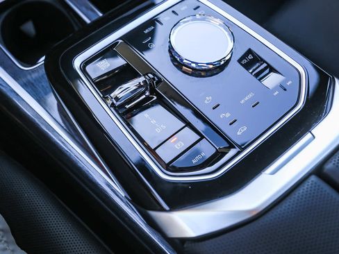 Used 2025 BMW 750e xDrive w/ Premium Package image 16