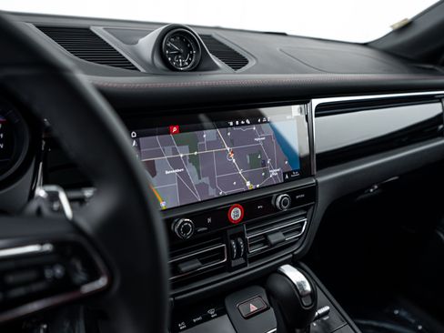 Certified 2026 Porsche Macan AWD/4WD image 14