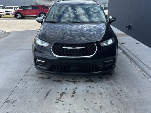 Used 2023 Chrysler Pacifica Limited image 2