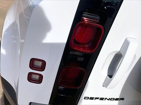 Used 2025 Land Rover Defender 110 S image 31