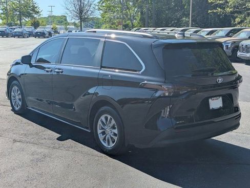 Used 2025 Toyota Sienna XLE image 5